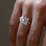 Side view of the 18K gold Toi et Moi ring, highlighting the open-side prongs and slim split-band setting.