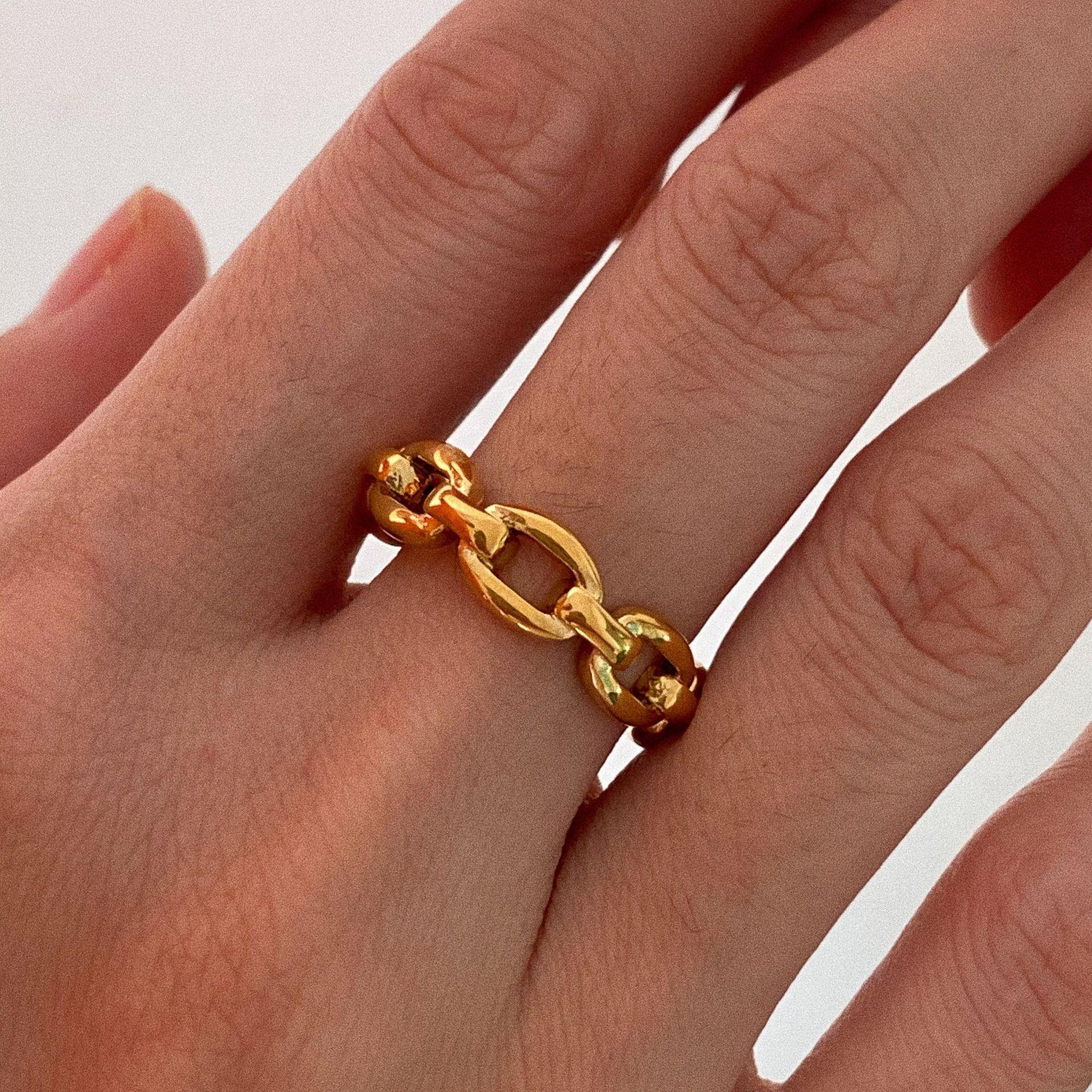 Close-up of the 18K gold chain link ring on a finger, highlighting its thick, premium plating and lustrous finish