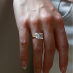 Side view of the 18K gold Toi et Moi ring, highlighting the open-side prongs and slim split-band setting.