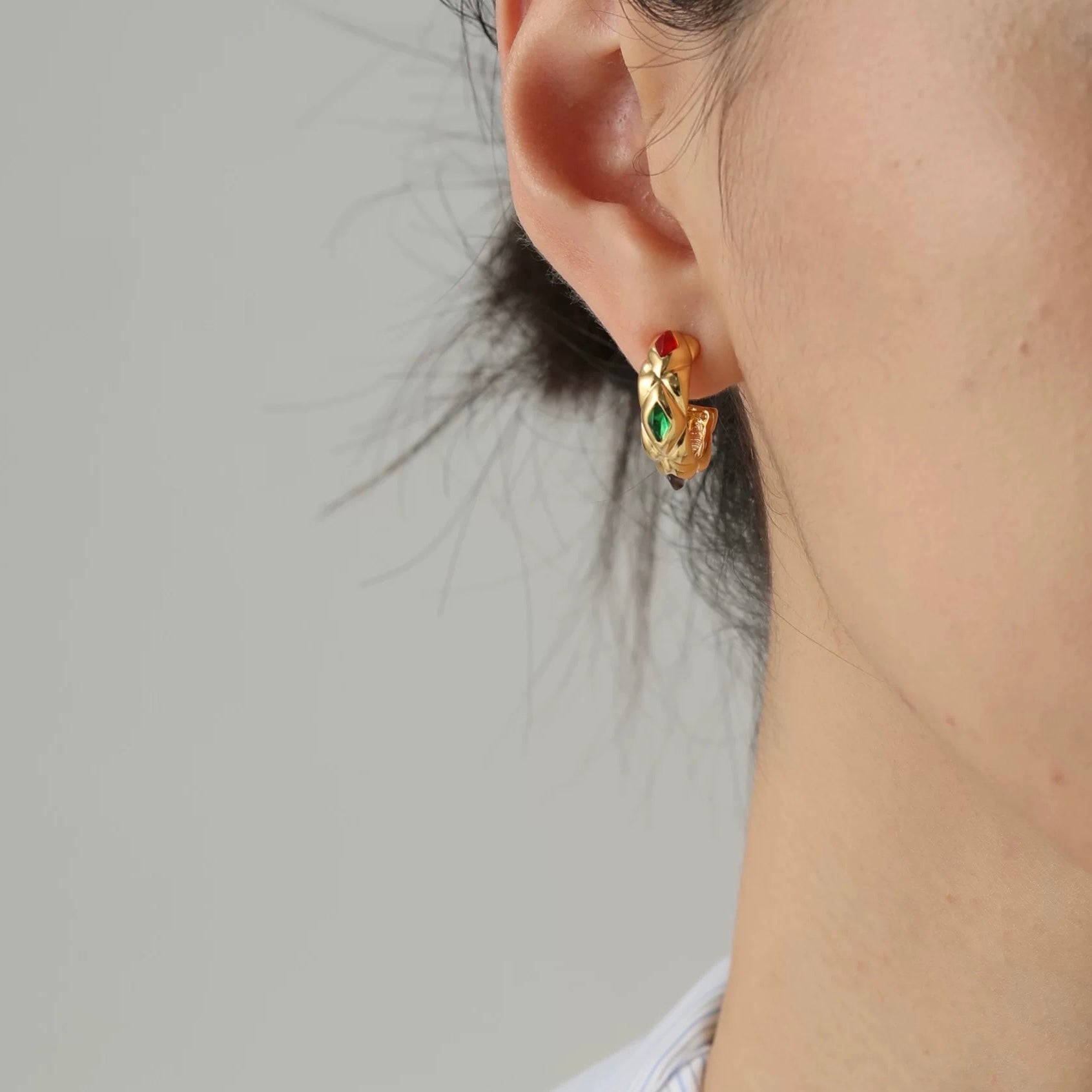 A model wearing the 20mm vintage quilted gemstone hoops to showcase the size and retro style.