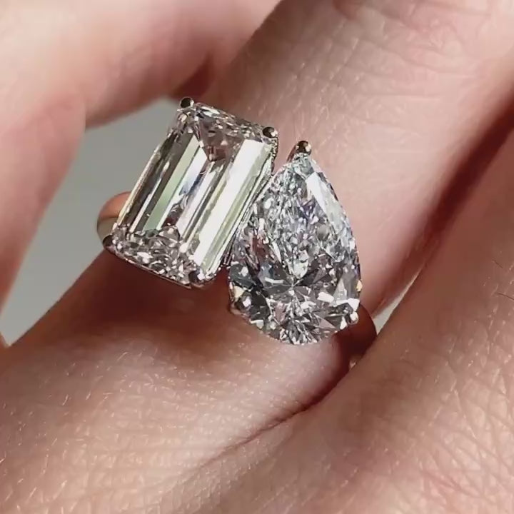 A video demonstration showing the exceptional light return and rainbow sparkle of the 3.70 ctw Twin Aura lab diamond ring.
